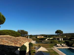 uma vista para um resort com uma piscina em Villa Alba em Saint-Tropez