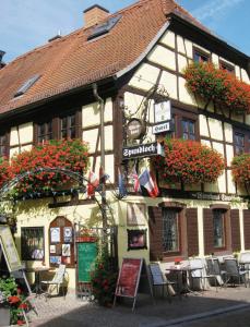 Spundloch- das Hotel & Weinrestaurant في فيتسوخهيم: مبنى امامه طاولات وكراسي