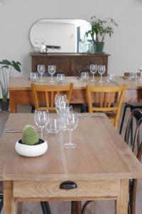 una mesa con copas de vino y una piña. en L'Auberge du Campos, en Saint-Pierre-Duchamp