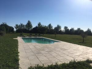 una piscina en medio de un campo en Chateau des Barrigards, en Ladoix Serrigny 9 fotos más