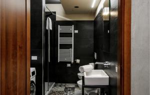Kúpeľňa v ubytovaní Cozy Apartment In Porto Santelpidio