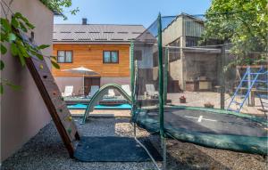 Ein Kinderspielbereich in der Unterkunft 4 Bedroom Stunning Home In Plaski