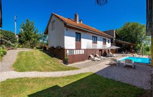 Der Swimmingpool an oder in der Nähe von 4 Bedroom Stunning Home In Plaski