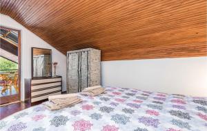 Ein Bett oder Betten in einem Zimmer der Unterkunft 4 Bedroom Stunning Home In Plaski