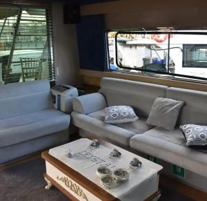 ein Wohnzimmer mit einem Sofa und einem Tisch in der Unterkunft Yetkin Tekne in Bodrum City