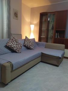 - un canapé avec des oreillers dans le salon dans l'établissement Casa degli Ulivi con parcheggio privato, à Muro Lucano