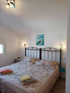 een slaapkamer met een bed met twee handdoeken erop bij Casa Kalani in Playa Honda