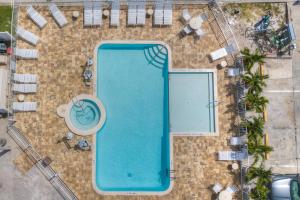 uma vista superior de uma piscina num resort em 305 - Madeira Bay Resort em St. Pete Beach
