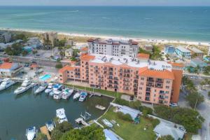 eine Luftansicht eines Resorts mit Booten in einem Yachthafen in der Unterkunft 409 - Madeira Bay Resort in St Pete Beach