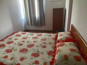 a bedroom with a bed with a floral bedspread at Temporada 3 quartos Localização central e nobre da Capital in Vitória