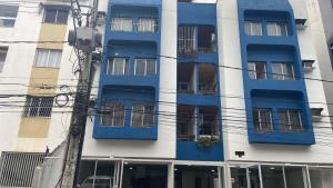 a blue building with windows and wires at Temporada 3 quartos Localização central e nobre da Capital in Vitória