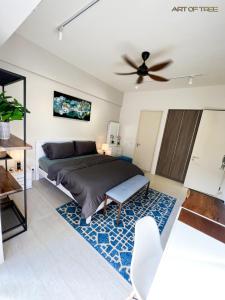 Ένα ή περισσότερα κρεβάτια σε δωμάτιο στο By The Sea Beachfront Designer Suites Penang - Managed by Art of Tree