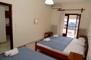 Postel nebo postele na pokoji v ubytování Giotis apartments