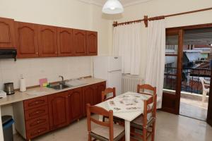 Kuchyň nebo kuchyňský kout v ubytování Giotis apartments