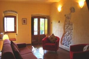 uma sala de estar com um sofá e uma estátua de uma mulher em Monteviste em Bugnara