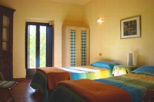 um quarto com 3 camas e uma janela em Monteviste em Bugnara