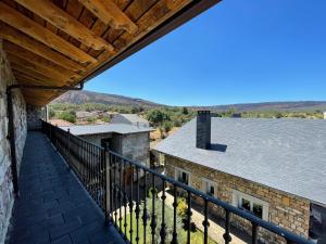 - une vue depuis le balcon d'une maison dans l'établissement La Guarida de la Lleira, à Ferreras de Arriba