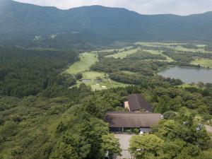 箱根町にある箱根フォンテーヌ ブロー仙石亭の家屋・湖・山々の空中風景