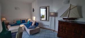 una sala de estar con un sofá y un barco modelo. en Guest House Villa Il Gabbiano, en Ponza