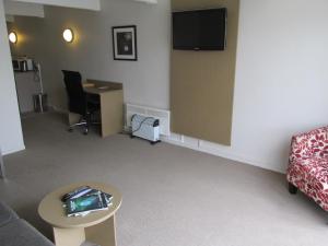 TV a/nebo společenská místnost v ubytování Lake Rotorua Hotel