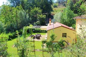 a view of a garden with a house at Casa Barulli - Tuscany in San Giovanni Valdarno