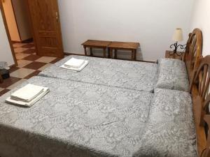 A bed or beds in a room at Casa Carrión Caminito del Rey