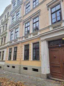 a building with a brown door on the side of it at Ferienwohnung Enjoy Gӧrlitz in Görlitz