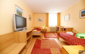 salon z telewizorem i kanapą w obiekcie Grand Hotel w mieście Třebíč