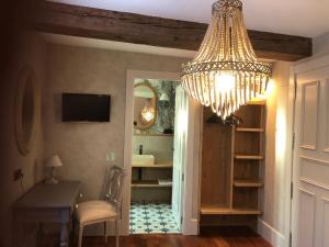 ein Kronleuchter, der in einem Zimmer von der Decke hängt in der Unterkunft Hotel Boutique Balaitus in Sallent de Gállego