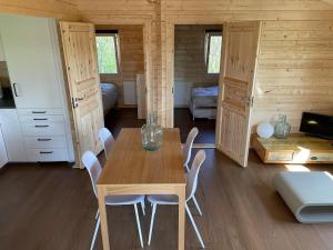 a dining room with a table and chairs in a cabin at Vakantiehuisje met keuken, 2 slaapkamers en woonkamer in Zwiggelte