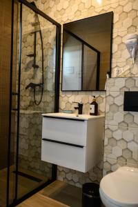 Koupelna v ubytování Morski Las + 50 fotografií