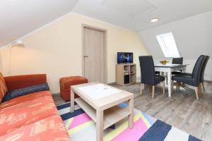 a living room with a couch and a table at Ferienwohnungen Haus Hasenweide in Stedesdorf