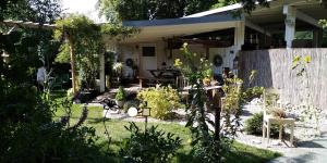 una casa con jardín en el patio en Ferienwohnungen am historischen Ludwigskanal, en Kelheim