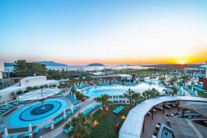 een luchtzicht op het zwembad in een resort bij Liberty Fabay - Ultra All Inclusive in Fethiye