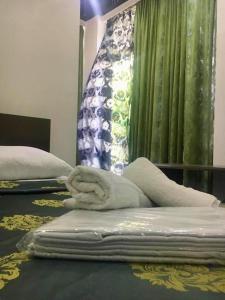 سرير أو أسرّة في غرفة في Kobuleti Sea Hotel