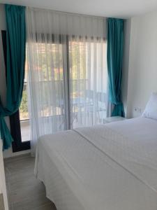 una camera con un letto e una grande finestra di Sahil Aparts - Güllük a Milas