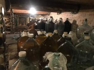 Ein Haufen Glasflaschen in einem Raum in der Unterkunft Hostel Saba in Kutaissi