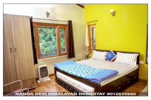 ein Schlafzimmer mit einem Bett und einer gelben Wand in der Unterkunft Entire 2 BHK Nanda Devi Himalayan Homestay in Rānīkhet