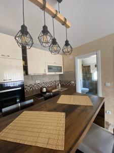 新瓦羅許的住宿－Apartman Zara Zlatar，一间厨房和带大木桌的客厅