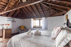 een slaapkamer met een groot bed en houten plafonds bij Villa Rural La Zarza by Sunkeyrents in Fasnia