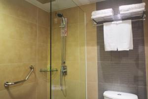 A bathroom at The Cityview - Chinese YMCA of Hong Kong