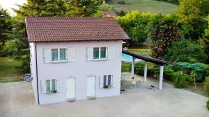 une vue aérienne sur une maison blanche avec un toit dans l'établissement Il Principe rosso, à Roatto