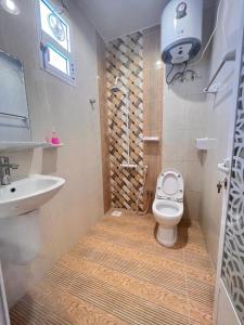 阿爾哈德的住宿－السكون لبيوت الضيافة و شاليه AL Sukun For Guest Houses & Chalet，浴室配有白色卫生间和盥洗盆。