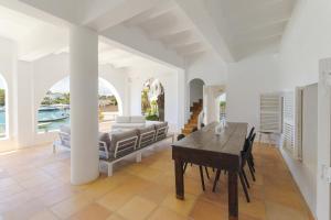 a living room with a table and a couch at Villa Almar in Cala d´Or