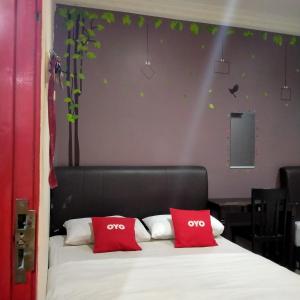 Una cama o camas en una habitación de 1st Inn Hotel Glenmarie