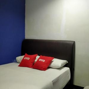 سرير أو أسرّة في غرفة في 1st Inn Hotel Glenmarie