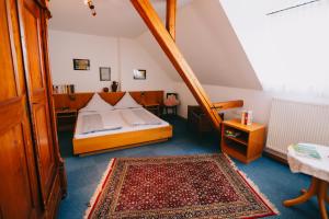 クレフにあるBio-Weingut Staffelter Hofのベッドとラグ付きの小さなベッドルーム1室が備わります。