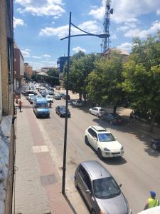una calle con coches estacionados al costado de la carretera en Apartamenti8 Korca en Korçë