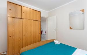Postel nebo postele na pokoji v ubytování 2 Bedroom Nice Apartment In Pinezici