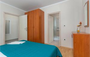 Postel nebo postele na pokoji v ubytování 2 Bedroom Nice Apartment In Pinezici